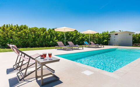 Casa Desiderio - Siracusa, Sicilia: L'Eau, Ciel, Piscine, Plante, Ombre, Mobilier De Jardin, Rectangle, Arbre, Bâtiment, Balancelle