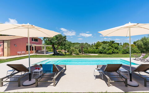 Casa Desiderio - Siracusa, Sicilia: Ciel, Piscine, L'Eau, Plante, Nuage, Balancelle, Parapluie, Ombre, Mobilier De Jardin, Fenêtre