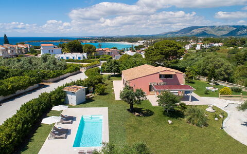 Casa Desiderio - Siracusa, Sicilia: Ciel, Nuage, Bâtiment, Plante, Bleu Azur, Bleu, Arbre, Architecture, Design Urbain, Lot Terre
