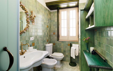 Casa Desiderio - Siracusa, Sicilia: Luminaire Plomberie, Robinet, Propriété, Évier, Vert, Salle De Bains, Lavabo, Violet, Bâtiment, Design Intérieur