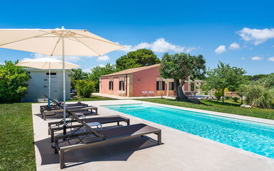 Casa Desiderio - Siracusa, Sicilia: Plante, L'Eau, Propriété, Nuage, Ciel, Bâtiment, Piscine, Arbre, Ombre, Mobilier De Jardin
