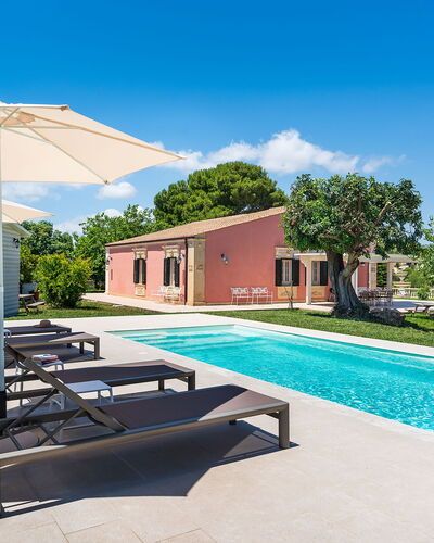 Casa Desiderio - Siracusa, Sicilia: Plante, L'Eau, Propriété, Nuage, Ciel, Bâtiment, Piscine, Arbre, Ombre, Mobilier De Jardin
