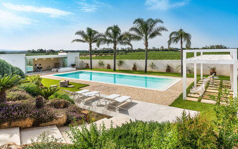 Casa Ocra - Misiliscemi, Sicilia: Plante, Ciel, Nuage, L'Eau, Propriété, Arbre, Bleu Azur, Piscine, Ombre, Architecture