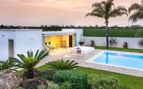 Casa Ocra - Misiliscemi, Sicilia: Plante, L'Eau, Bâtiment, Ciel, Nuage, Arbre, Architecture, Fenêtre, Arecales, Piscine
