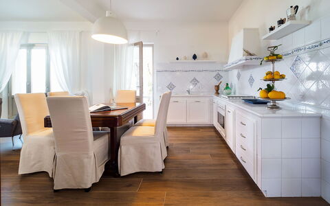 Casa Ocra - Misiliscemi, Sicilia: Cabinetry, Comptoir, Table, Bois, Design Intérieur, Cuisine, Chaise, Sol, Sol, Tiroir