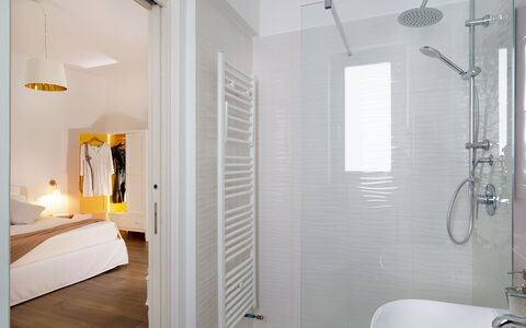 Casa Ocra - Misiliscemi, Sicilia: Bâtiment, Tete De Douche, Luminaire Plomberie, Douche, Salle De Bains, Design Intérieur, Bar De Douche, Panneau De Douche, Bois