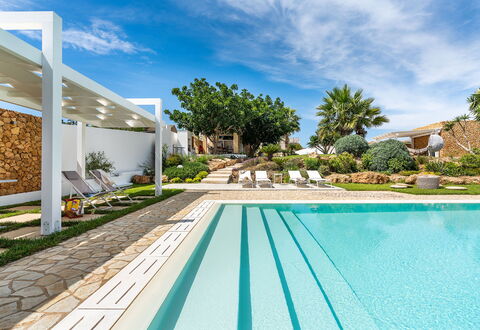 Casa Ocra - Misiliscemi, Sicilia: Nuage, Plante, Bâtiment, Ciel, Propriété, L'Eau, Bleu Azur, Piscine, Arbre, Ombre
