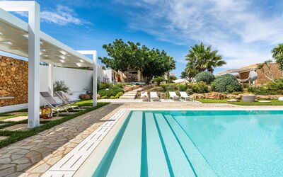 Casa Ocra - Misiliscemi, Sicilia: Nuage, Plante, Bâtiment, Ciel, Propriété, L'Eau, Bleu Azur, Piscine, Arbre, Ombre