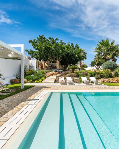 Casa Ocra - Misiliscemi, Sicilia: Nuage, Plante, Bâtiment, Ciel, Propriété, L'Eau, Bleu Azur, Piscine, Arbre, Ombre