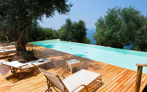 Pietramare - Castellabate, Campania: Meubles, Table, Propriété, Bâtiment, Ciel, Piscine, Arbre, Ombre, Chaise, Mobilier De Jardin