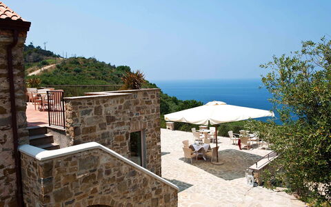 Pietramare - Castellabate, Campania: Ciel, Parapluie, Bâtiment, Mobilier De Jardin, Ombre, Immobilier, Chaise, Maison, Paysage