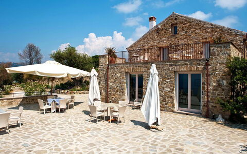 Pietramare - Castellabate, Campania: Ciel, Nuage, Plante, Propriété, Bâtiment, Fenêtre, Porte, Arbre, Maison, Chaise