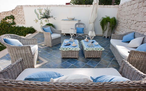 Villa Amena - Siracusa, Sicilia: Plante, Meubles, Table, Bleu Azur, Bleu, Mobilier De Jardin, Salon, Design Intérieur, Canapé, Confort