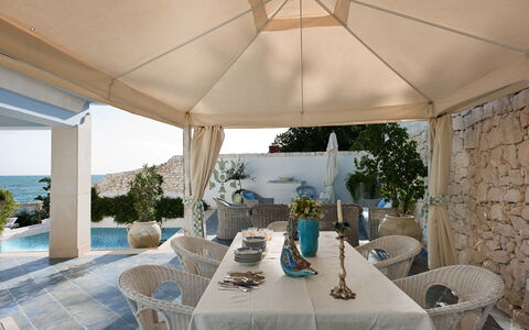 Villa Amena - Siracusa, Sicilia: Table, Meubles, Plante, Propriété, Chaise, Bleu Azur, Ombre, Design Intérieur, Architecture, Mobilier De Jardin