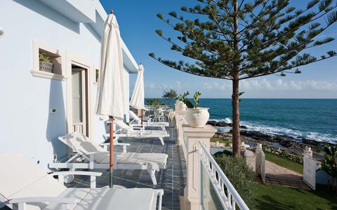 Villa Amena - Siracusa, Sicilia: Ciel, L'Eau, Plante, Bâtiment, Bleu Azur, Bois, Maison, Station Balnéaire, Pot De Fleur, Loisir