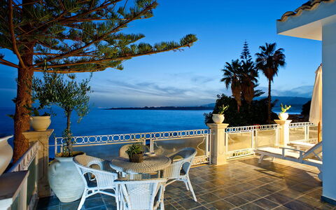 Villa Amena - Siracusa, Sicilia: L'Eau, Ciel, Propriété, Plante, Bleu, Station Balnéaire, Bleu Azur, Table, Mobilier De Jardin, Arecales