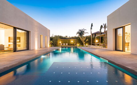 Villa Duetto - Siracusa, Sicilia: L'Eau, Ciel, Bâtiment, Lumière, Bleu Azur, Éclairage, Architecture, Arbre, Design Intérieur, Condominium