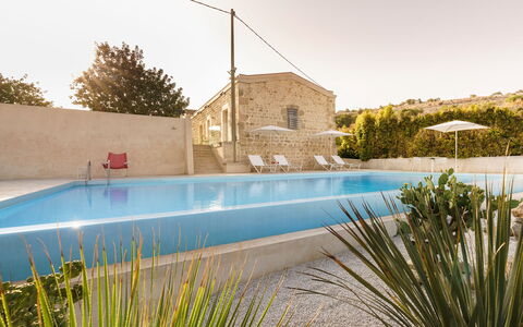 Casa Masseria - Scicli, Sicilia: Ciel, Plante, L'Eau, Propriété, Bâtiment, Arbre, Piscine, Herbe, Loisir, Paysage Naturel