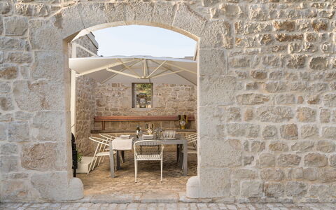 Casa Masseria - Scicli, Sicilia: Table, Fenêtre, Plante, Chaise, Bâtiment, Plante D'Appartement, Pot De Fleur, Design Intérieur, Mobilier De Jardin, Sol