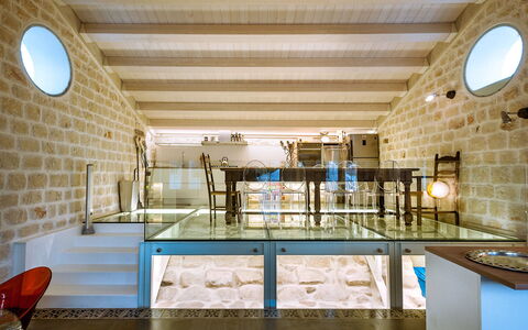 Casa Masseria - Scicli, Sicilia: Bleu Azur, Éclairage, Table, Sol, L'Eau, Sol, Chaise, Bâtiment, Bois, Immobilier
