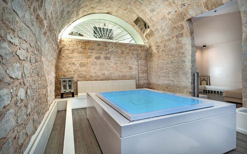 Casa Masseria - Scicli, Sicilia: Propriété, Bâtiment, Fenêtre, Bleu Azur, Table, Bois, Piscine, Architecture, Design Intérieur, Sol