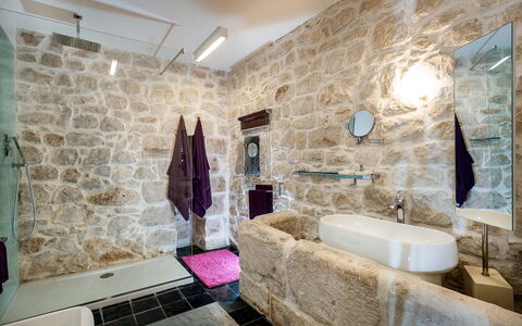 Casa Masseria - Scicli, Sicilia: Miroir, Robinet, Luminaire Plomberie, Propriété, Baignoire, Bâtiment, Violet, Salle De Bains, Évier, Design Intérieur