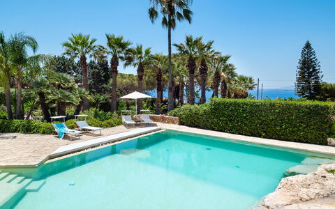 Villa Diamante - Siracusa, Sicilia: L'Eau, Plante, Propriété, Piscine, Ciel, Bleu Azur, Arbre, Bâtiment, Arecales, Loisir