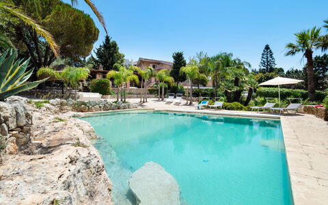 Villa Diamante - Siracusa, Sicilia: L'Eau, Plante, Ciel, Propriété, Arbre, Bleu Azur, Piscine, Bâtiment, Arecales, Chaise