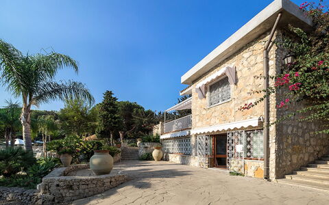 Villa Diamante - Siracusa, Sicilia: Ciel, Plante, Bâtiment, Propriété, Fenêtre, Arbre, Maison, Arecales, Paysage, Immobilier