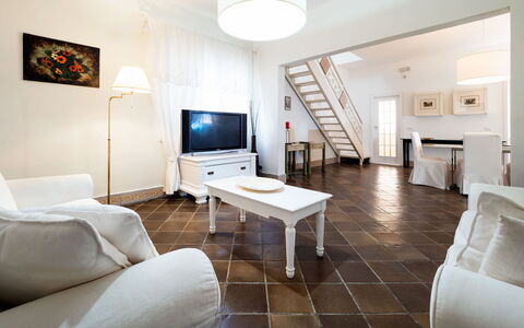 Villa Diamante - Siracusa, Sicilia: Meubles, Table, Propriété, Canapé, Télévision, Confort, Bâtiment, Design Intérieur, Salon, Sol