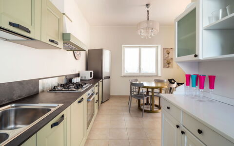 Villa Diamante - Siracusa, Sicilia: Evier, Cabinetry, Évier, Fenêtre, Comptoir, Bois, Cuisine, Robinet, Design Intérieur, Cuisinière