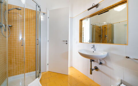 Villa Diamante - Siracusa, Sicilia: Miroir, Robinet, Luminaire Plomberie, Évier, Lavabo, Salle De Bains, Bâtiment, Porte De Douche, Douche