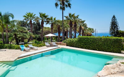 Villa Diamante - Siracusa, Sicilia: L'Eau, Plante, Propriété, Piscine, Ciel, Bleu Azur, Arbre, Bâtiment, Arecales, Loisir