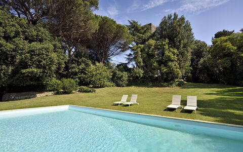 Torre Delle Cornacchie: L'Eau, Plante, Ciel, Nuage, Piscine, Bleu Azur, Ombre, Herbe, Arbre, Rectangle