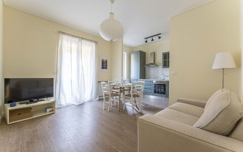Spacious Apartment In Sori With Large Terrace - So: Meubles, Table, Confort, Bleu Azur, Canapé, Bois, Bâtiment, Ombre, Maison, Lampe