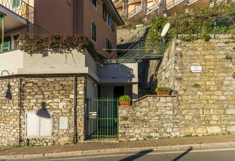 Spacious Apartment In Sori With Large Terrace - So: Fenêtre, Bâtiment, Plante, Surface De La Route, Porte, Asphalte, Bois, Design Urbain, Zone Résidentielle, Façade