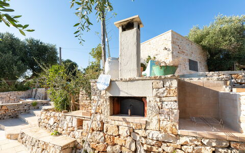 Trulli Di Grieco: Ciel, Propriété, Plante, Bâtiment, Lot Terre, Arbre, Chalet, Façade, Paysage, Fenêtre