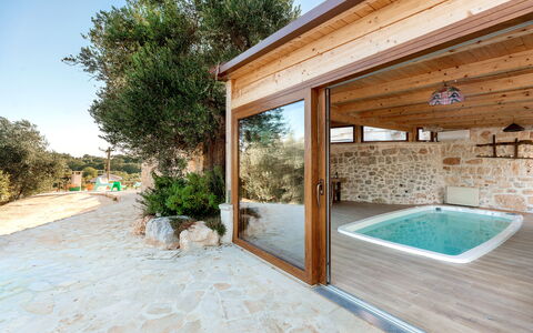Trulli Di Grieco: Fenêtre, Bâtiment, Plante, Ciel, Bois, Ombre, Arbre, Maison, Piscine, Mur