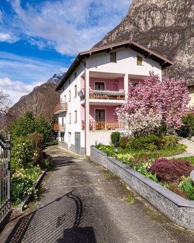 Manuela: Plante, Bâtiment, Nuage, Ciel, Jour, Propriété, Maison, Fenêtre, Montagne, Lot Terre