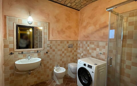 Casa 'il Nocciolo': Buanderie, Luminaire Plomberie, Propriété, Miroir, Salle De Bains, Machine À Laver, Sécheuse, Évier, Bâtiment, Robinet