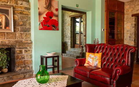Villa Trivigno: Meubles, Design Intérieur, Mur, Sol, Bois, Sol, Pièce, Salon, Canapé, Plafond