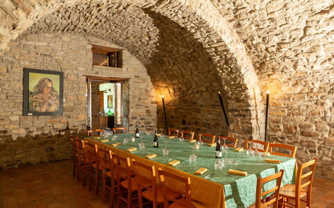 Villa Trivigno: Meubles, Table, Chaise, Table Cuisine Et Salle A Manger, Restaurant, Plafond, Tableau De Plein Air, Salle À Manger, Mobilier De Jardin, Nappe De Table