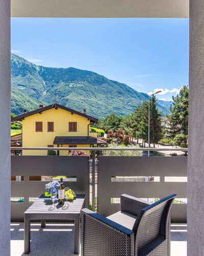 Angelica: Ciel, Bâtiment, Propriété, Meubles, Fenêtre, Ombre, Table, Architecture, Design Intérieur, Chaise