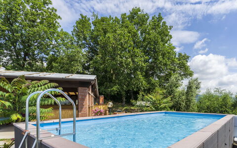 La Casa Di Elda, Holiday Home With Pool, Uzzano, T: L'Eau, Nuage, Ciel, Plante, Propriété, Piscine, Ombre, Arbre, Herbe, Mobilier De Jardin