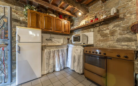La Casa Di Elda, Holiday Home With Pool, Uzzano, T: Cabinetry, Comptoir, Bois, Bâtiment, Cuisine, Appareil De Cuisine, Cuisinière, Design Intérieur, Sol, Sol