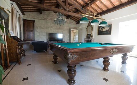 Luxury Villa Con Spa e Panorama a 40 Min Da Roma: Table De Billard, Table, Salle De Billard, Bassin, Billard, Bois, Salle De Récréation, Bâtiment, Design Intérieur
