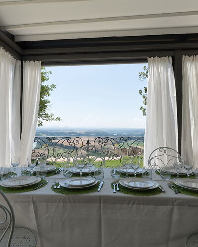Luxury Villa Con Spa e Panorama a 40 Min Da Roma: Bâtiment, Ciel, Plante, Jour, Propriété, Table, Vaisselle, Ombre, Textile, Chaise
