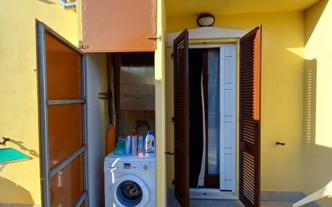 Casale Al Mare: Machine À Laver, Bâtiment, Sécheuse, Buanderie, Porte, Ombre, Bois, Mur, Immobilier, Maison