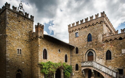 Palazzo Trasimeno: Nuage, Ciel, Bâtiment, Plante, Fenêtre, Maison, Façade, Ville, Arbre, Cambre