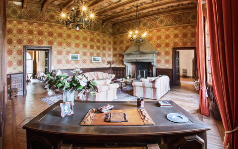 Palazzo Trasimeno: Table, Propriété, Meubles, Décoration, Plante, Chaise, Design Intérieur, Sol, Fleur, Rideau